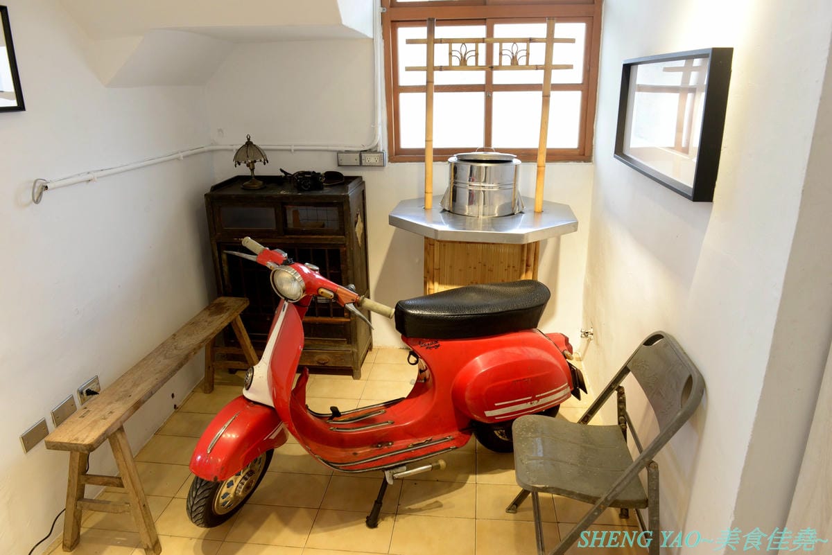 [台中西區]一銀甜品 審計店 – 嘉義60年歷史仙草老店來台中審計新村開店了,裝潢風格兼具文青風與懷舊感,老舊金龜車卡車是雞蛋糕攤,雞蛋糕金元寶造型討喜又好吃,還有台中限定、吃了不會死掉