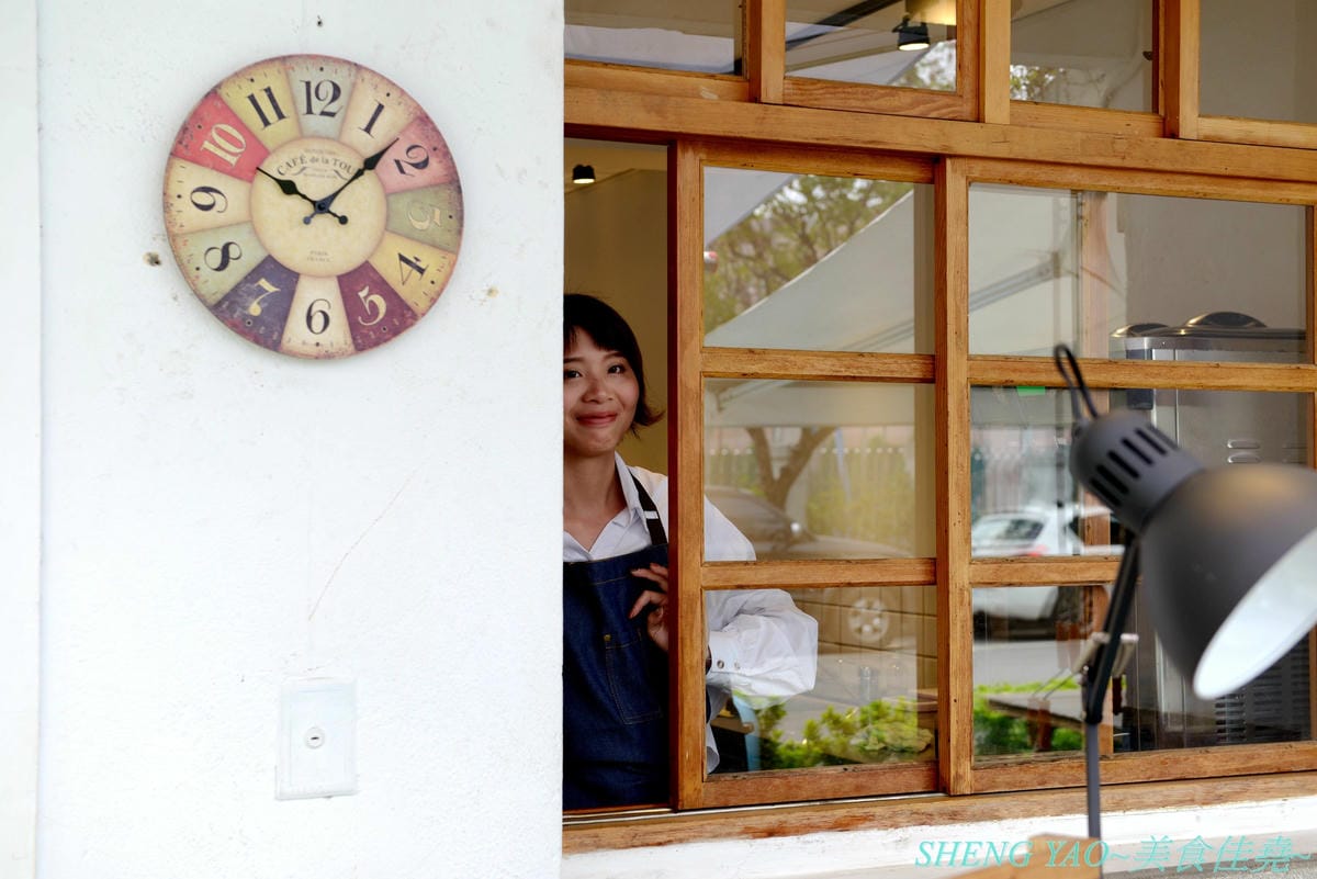 [台中西區]一銀甜品 審計店 – 嘉義60年歷史仙草老店來台中審計新村開店了,裝潢風格兼具文青風與懷舊感,老舊金龜車卡車是雞蛋糕攤,雞蛋糕金元寶造型討喜又好吃,還有台中限定、吃了不會死掉
