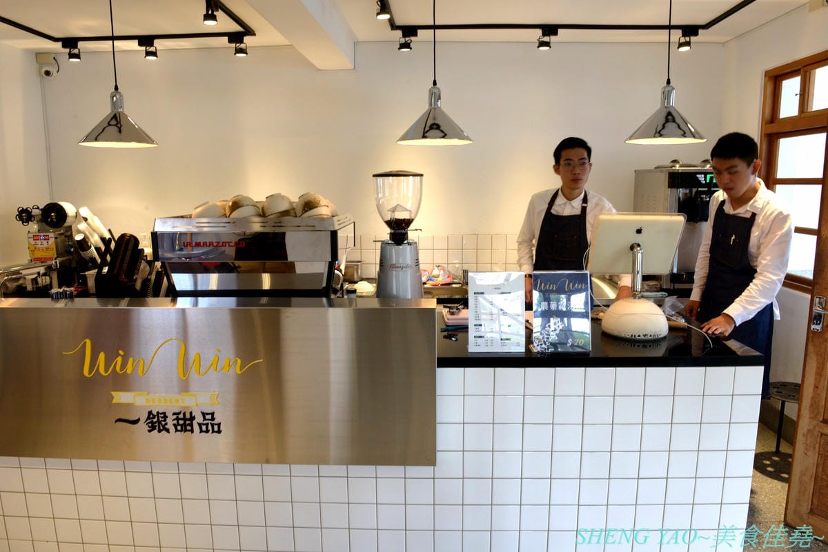 [台中西區]一銀甜品 審計店 – 嘉義60年歷史仙草老店來台中審計新村開店了,裝潢風格兼具文青風與懷舊感,老舊金龜車卡車是雞蛋糕攤,雞蛋糕金元寶造型討喜又好吃,還有台中限定、吃了不會死掉