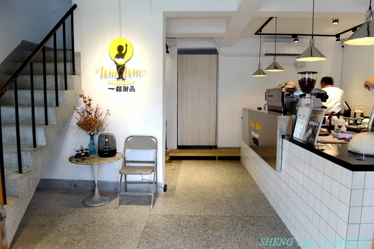 [台中西區]一銀甜品 審計店 – 嘉義60年歷史仙草老店來台中審計新村開店了,裝潢風格兼具文青風與懷舊感,老舊金龜車卡車是雞蛋糕攤,雞蛋糕金元寶造型討喜又好吃,還有台中限定、吃了不會死掉