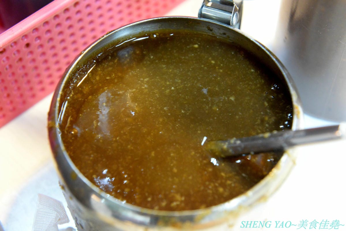 [台中沙鹿]炳修永和豆漿 – 全台第一家永和豆漿店賣烤鴨,首創饅頭、蛋餅、燒餅夾進烤鴨創意吃法,還能直接點整盤烤鴨上桌,除了有烤鴨,店內的一公分厚度霸氣肉排也推薦一定要夾來吃看看,銅