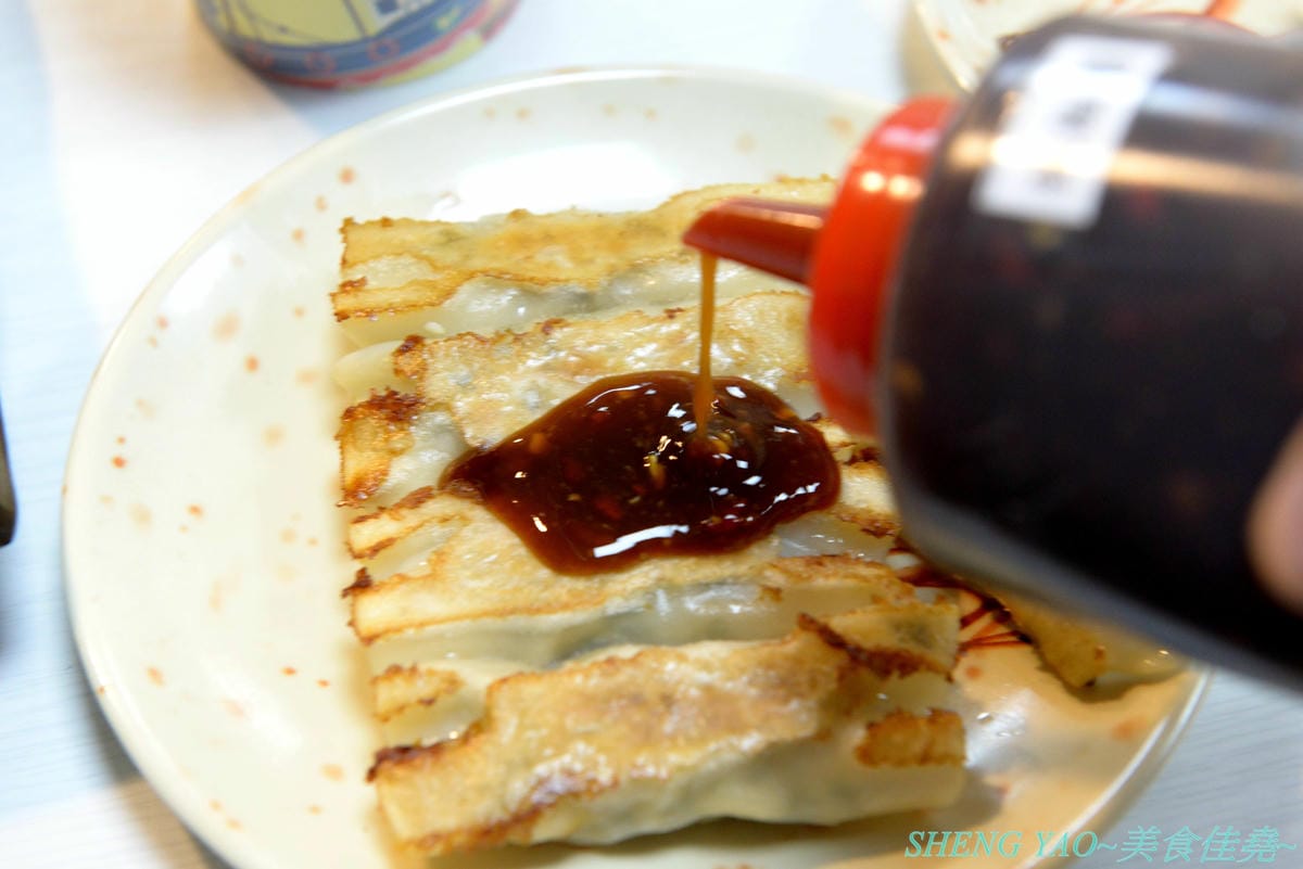 [台中沙鹿]炳修永和豆漿 – 全台第一家永和豆漿店賣烤鴨,首創饅頭、蛋餅、燒餅夾進烤鴨創意吃法,還能直接點整盤烤鴨上桌,除了有烤鴨,店內的一公分厚度霸氣肉排也推薦一定要夾來吃看看,銅