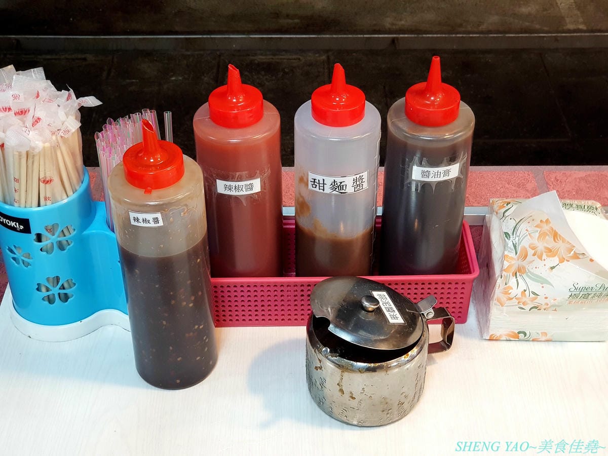 [台中沙鹿]炳修永和豆漿 – 全台第一家永和豆漿店賣烤鴨,首創饅頭、蛋餅、燒餅夾進烤鴨創意吃法,還能直接點整盤烤鴨上桌,除了有烤鴨,店內的一公分厚度霸氣肉排也推薦一定要夾來吃看看,銅