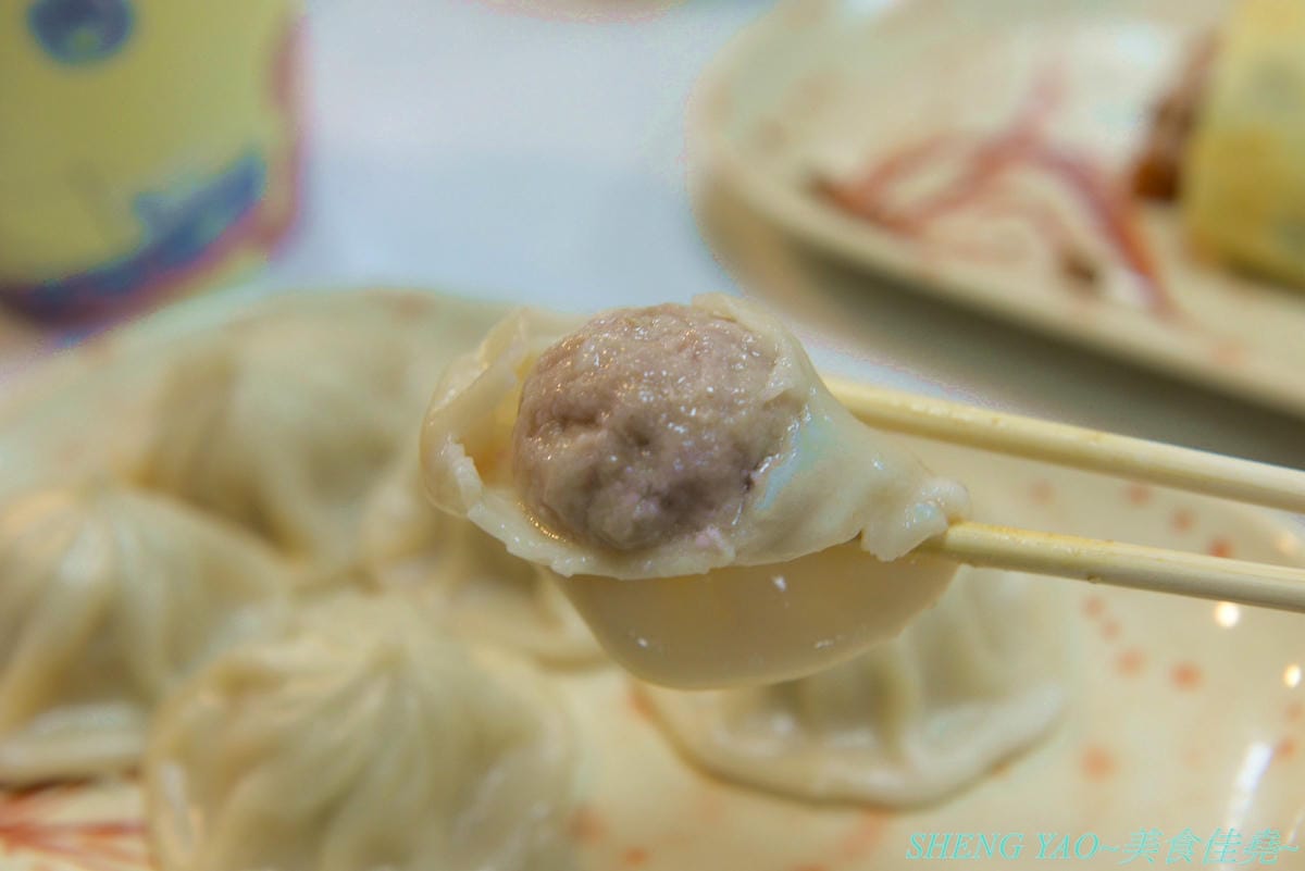 [台中沙鹿]炳修永和豆漿 – 全台第一家永和豆漿店賣烤鴨,首創饅頭、蛋餅、燒餅夾進烤鴨創意吃法,還能直接點整盤烤鴨上桌,除了有烤鴨,店內的一公分厚度霸氣肉排也推薦一定要夾來吃看看,銅