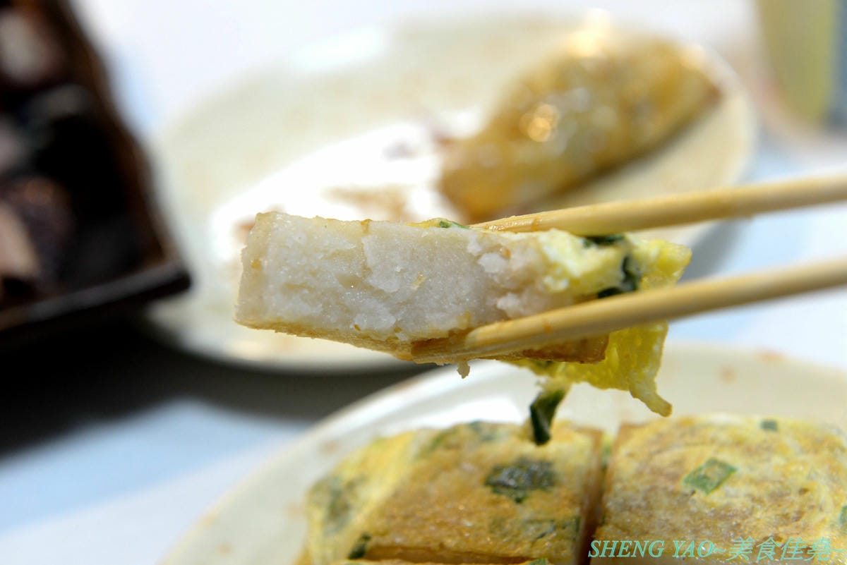 [台中沙鹿]炳修永和豆漿 – 全台第一家永和豆漿店賣烤鴨,首創饅頭、蛋餅、燒餅夾進烤鴨創意吃法,還能直接點整盤烤鴨上桌,除了有烤鴨,店內的一公分厚度霸氣肉排也推薦一定要夾來吃看看,銅