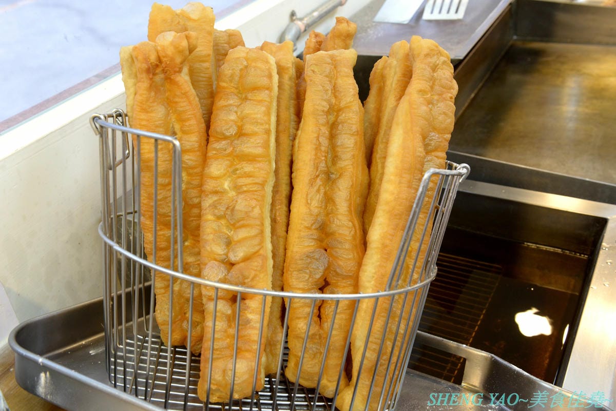 [台中沙鹿]炳修永和豆漿 – 全台第一家永和豆漿店賣烤鴨,首創饅頭、蛋餅、燒餅夾進烤鴨創意吃法,還能直接點整盤烤鴨上桌,除了有烤鴨,店內的一公分厚度霸氣肉排也推薦一定要夾來吃看看,銅