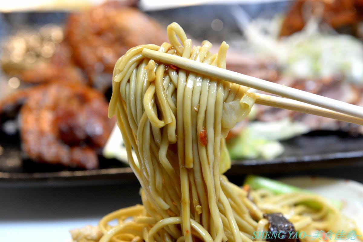 [台中沙鹿]炳修永和豆漿 – 全台第一家永和豆漿店賣烤鴨,首創饅頭、蛋餅、燒餅夾進烤鴨創意吃法,還能直接點整盤烤鴨上桌,除了有烤鴨,店內的一公分厚度霸氣肉排也推薦一定要夾來吃看看,銅