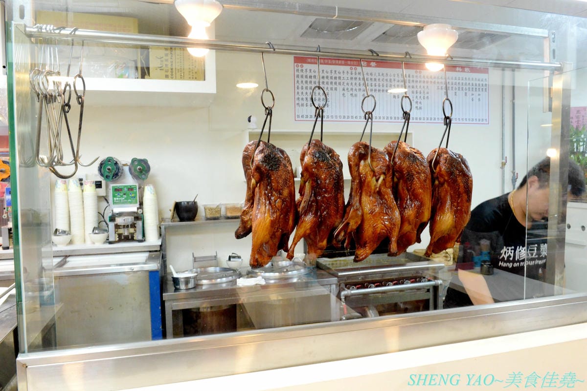 [台中沙鹿]炳修永和豆漿 – 全台第一家永和豆漿店賣烤鴨,首創饅頭、蛋餅、燒餅夾進烤鴨創意吃法,還能直接點整盤烤鴨上桌,除了有烤鴨,店內的一公分厚度霸氣肉排也推薦一定要夾來吃看看,銅