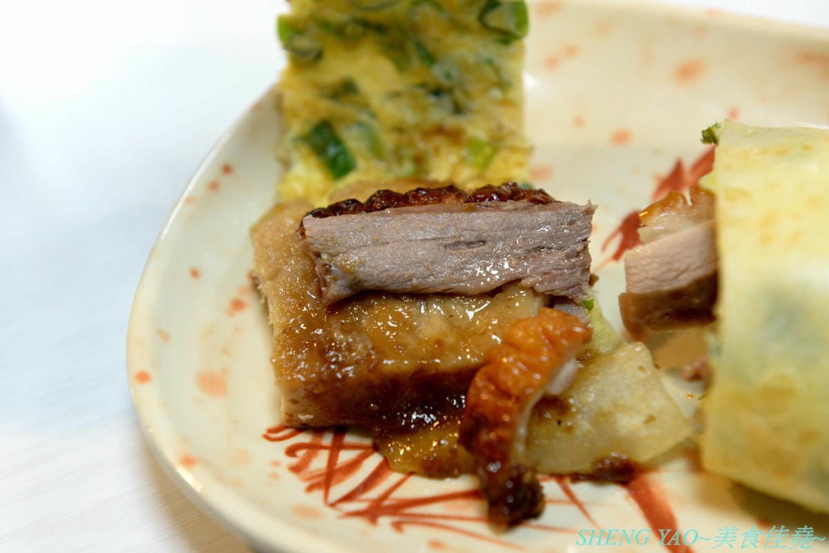 [台中沙鹿]炳修永和豆漿 – 全台第一家永和豆漿店賣烤鴨,首創饅頭、蛋餅、燒餅夾進烤鴨創意吃法,還能直接點整盤烤鴨上桌,除了有烤鴨,店內的一公分厚度霸氣肉排也推薦一定要夾來吃看看,銅