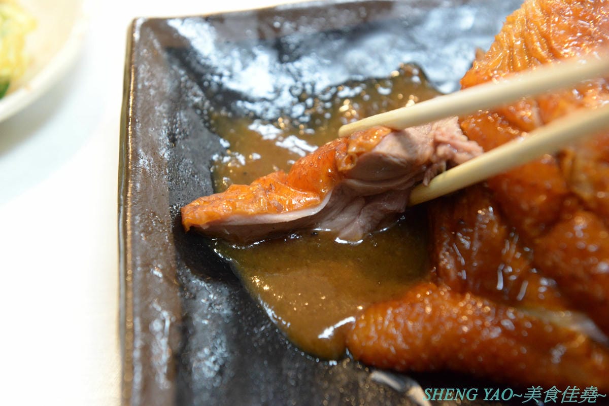 [台中沙鹿]炳修永和豆漿 – 全台第一家永和豆漿店賣烤鴨,首創饅頭、蛋餅、燒餅夾進烤鴨創意吃法,還能直接點整盤烤鴨上桌,除了有烤鴨,店內的一公分厚度霸氣肉排也推薦一定要夾來吃看看,銅