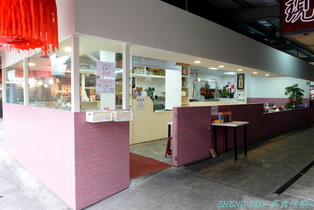 [台中沙鹿]炳修永和豆漿 – 全台第一家永和豆漿店賣烤鴨,首創饅頭、蛋餅、燒餅夾進烤鴨創意吃法,還能直接點整盤烤鴨上桌,除了有烤鴨,店內的一公分厚度霸氣肉排也推薦一定要夾來吃看看,銅