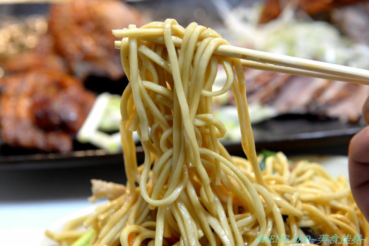 [台中沙鹿]炳修永和豆漿 – 全台第一家永和豆漿店賣烤鴨,首創饅頭、蛋餅、燒餅夾進烤鴨創意吃法,還能直接點整盤烤鴨上桌,除了有烤鴨,店內的一公分厚度霸氣肉排也推薦一定要夾來吃看看,銅
