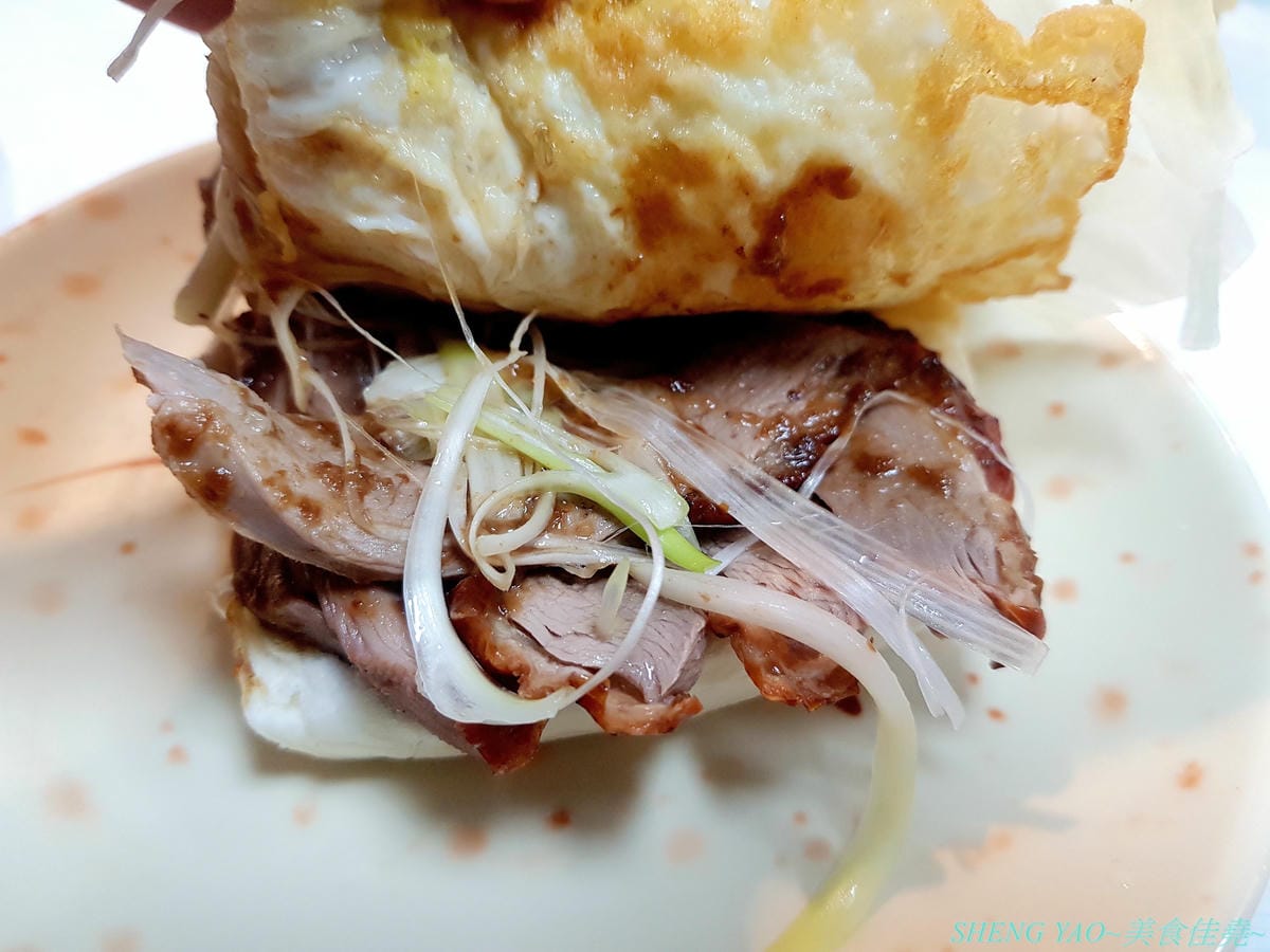 [台中沙鹿]炳修永和豆漿 – 全台第一家永和豆漿店賣烤鴨,首創饅頭、蛋餅、燒餅夾進烤鴨創意吃法,還能直接點整盤烤鴨上桌,除了有烤鴨,店內的一公分厚度霸氣肉排也推薦一定要夾來吃看看,銅