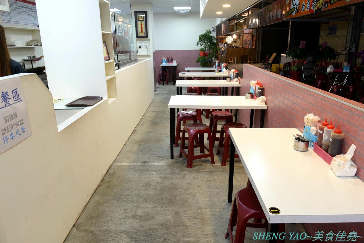 [台中沙鹿]炳修永和豆漿 – 全台第一家永和豆漿店賣烤鴨,首創饅頭、蛋餅、燒餅夾進烤鴨創意吃法,還能直接點整盤烤鴨上桌,除了有烤鴨,店內的一公分厚度霸氣肉排也推薦一定要夾來吃看看,銅