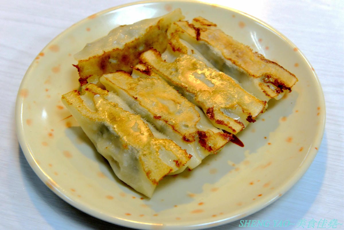 [台中沙鹿]炳修永和豆漿 – 全台第一家永和豆漿店賣烤鴨,首創饅頭、蛋餅、燒餅夾進烤鴨創意吃法,還能直接點整盤烤鴨上桌,除了有烤鴨,店內的一公分厚度霸氣肉排也推薦一定要夾來吃看看,銅