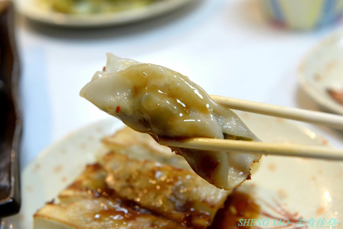 [台中沙鹿]炳修永和豆漿 – 全台第一家永和豆漿店賣烤鴨,首創饅頭、蛋餅、燒餅夾進烤鴨創意吃法,還能直接點整盤烤鴨上桌,除了有烤鴨,店內的一公分厚度霸氣肉排也推薦一定要夾來吃看看,銅