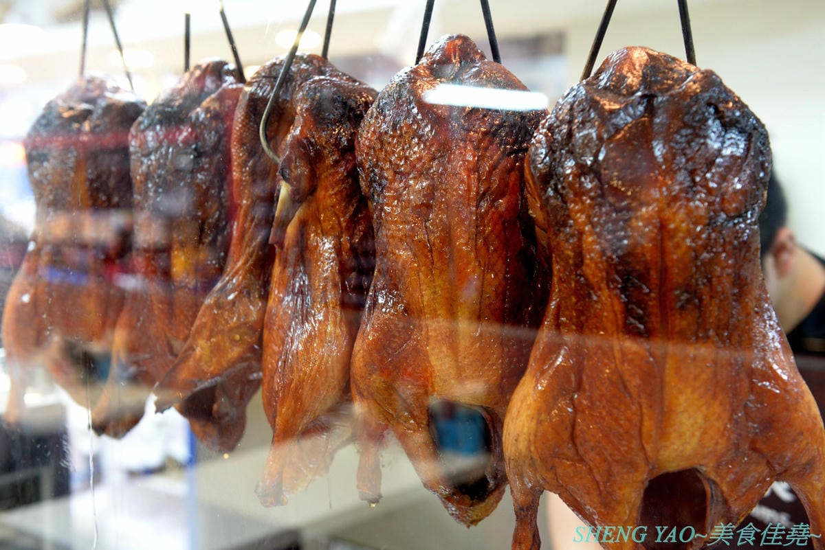 [台中沙鹿]炳修永和豆漿 – 全台第一家永和豆漿店賣烤鴨,首創饅頭、蛋餅、燒餅夾進烤鴨創意吃法,還能直接點整盤烤鴨上桌,除了有烤鴨,店內的一公分厚度霸氣肉排也推薦一定要夾來吃看看,銅