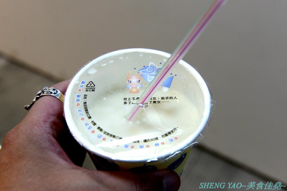 [台中沙鹿]炳修永和豆漿 – 全台第一家永和豆漿店賣烤鴨,首創饅頭、蛋餅、燒餅夾進烤鴨創意吃法,還能直接點整盤烤鴨上桌,除了有烤鴨,店內的一公分厚度霸氣肉排也推薦一定要夾來吃看看,銅