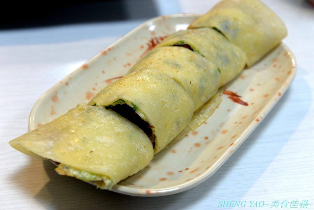 [台中沙鹿]炳修永和豆漿 – 全台第一家永和豆漿店賣烤鴨,首創饅頭、蛋餅、燒餅夾進烤鴨創意吃法,還能直接點整盤烤鴨上桌,除了有烤鴨,店內的一公分厚度霸氣肉排也推薦一定要夾來吃看看,銅
