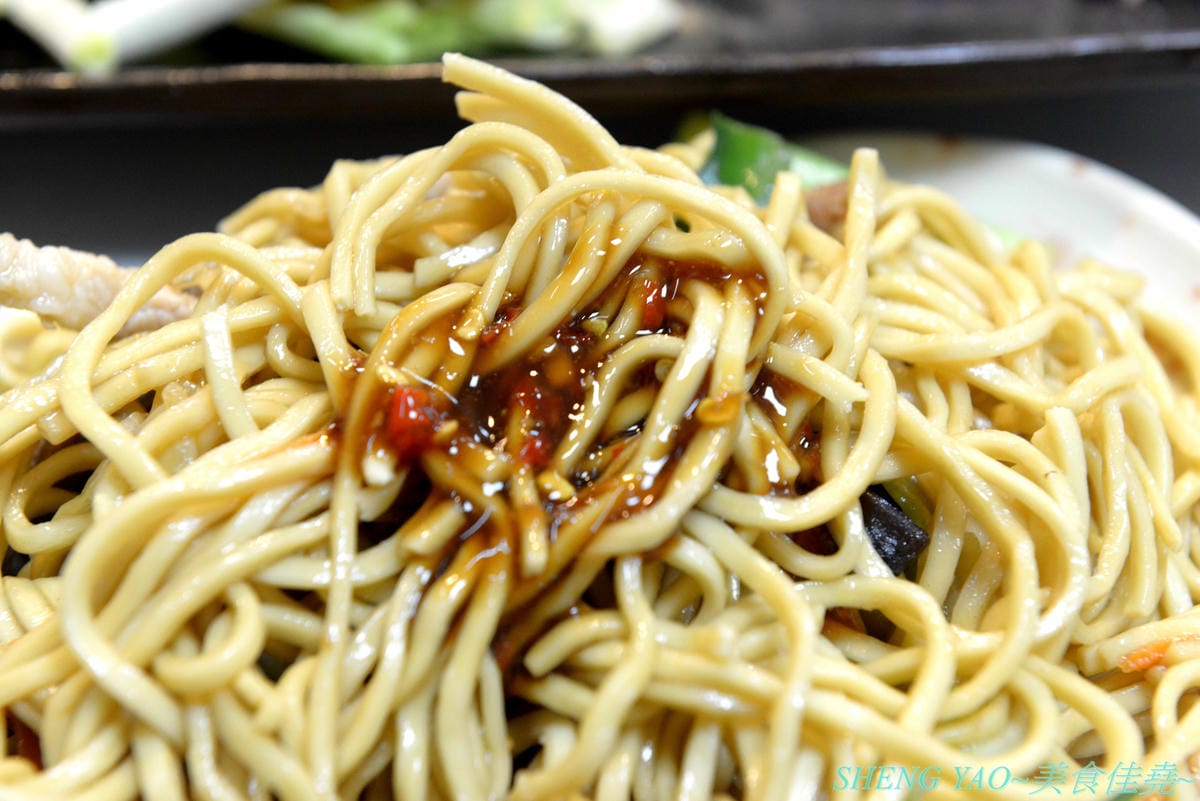 [台中沙鹿]炳修永和豆漿 – 全台第一家永和豆漿店賣烤鴨,首創饅頭、蛋餅、燒餅夾進烤鴨創意吃法,還能直接點整盤烤鴨上桌,除了有烤鴨,店內的一公分厚度霸氣肉排也推薦一定要夾來吃看看,銅
