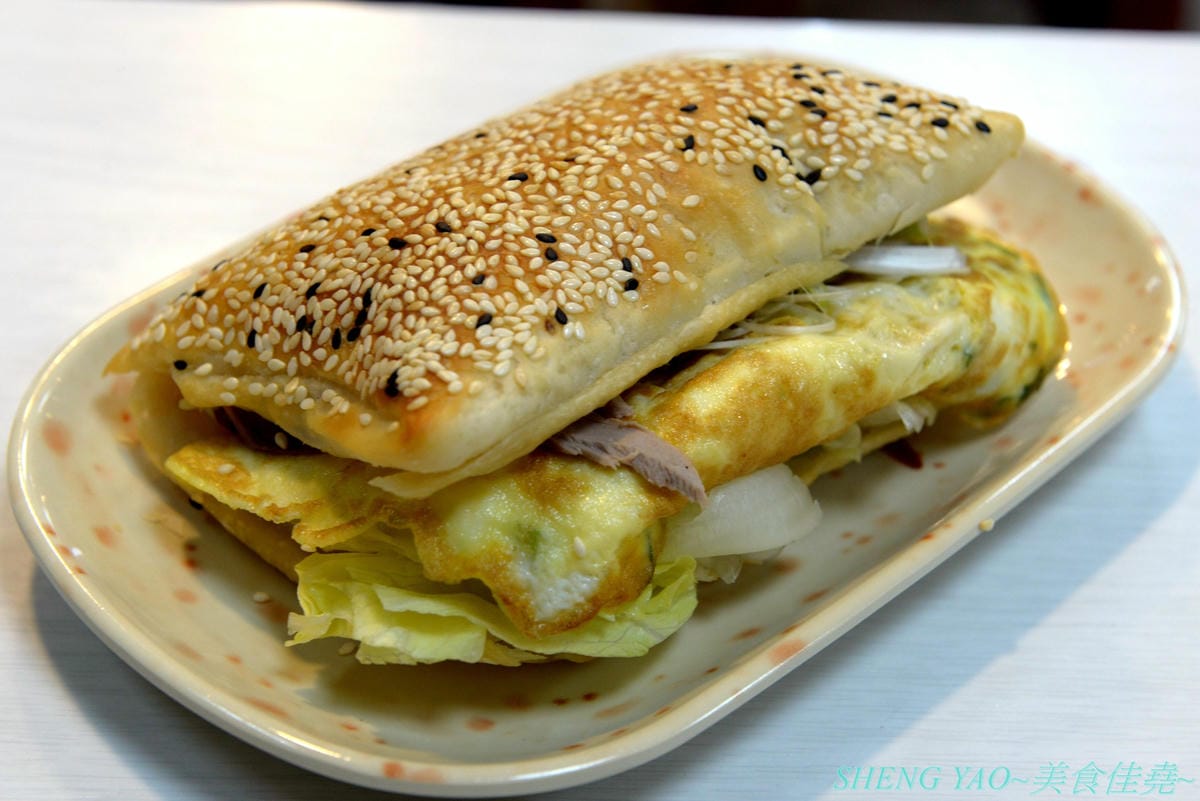[台中沙鹿]炳修永和豆漿 – 全台第一家永和豆漿店賣烤鴨,首創饅頭、蛋餅、燒餅夾進烤鴨創意吃法,還能直接點整盤烤鴨上桌,除了有烤鴨,店內的一公分厚度霸氣肉排也推薦一定要夾來吃看看,銅