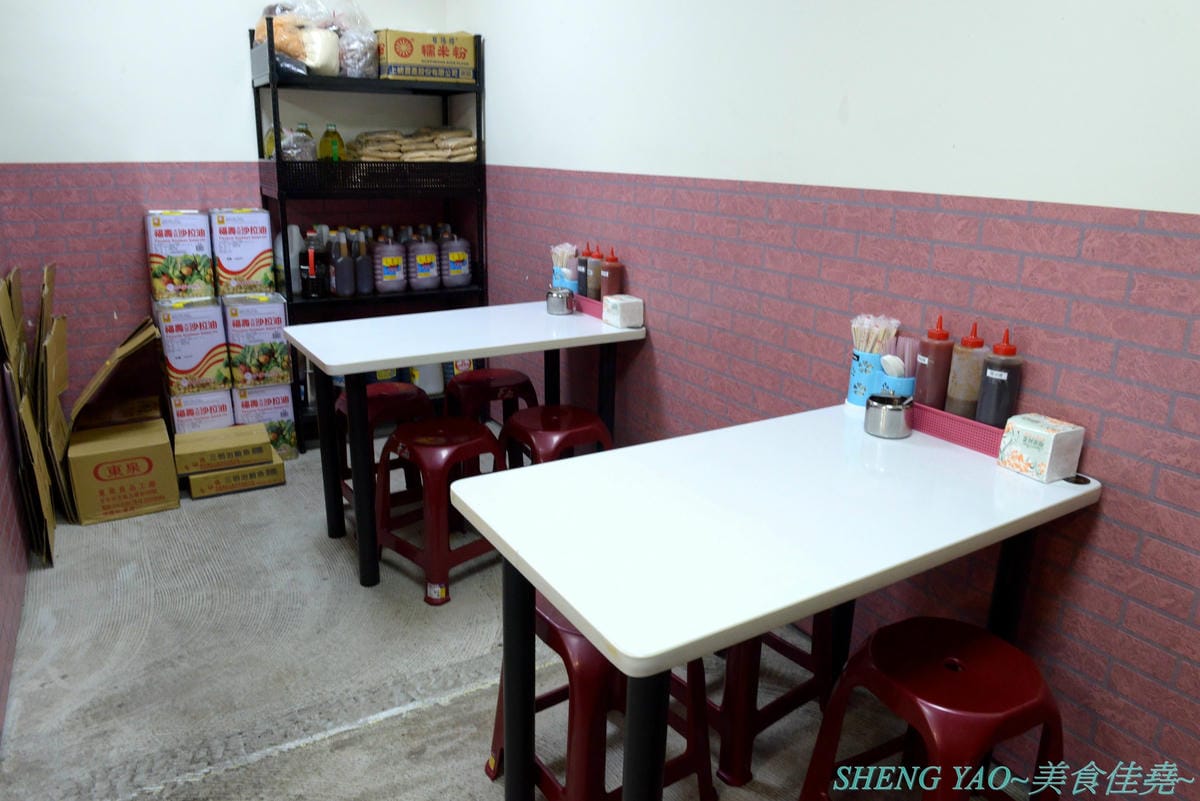 [台中沙鹿]炳修永和豆漿 – 全台第一家永和豆漿店賣烤鴨,首創饅頭、蛋餅、燒餅夾進烤鴨創意吃法,還能直接點整盤烤鴨上桌,除了有烤鴨,店內的一公分厚度霸氣肉排也推薦一定要夾來吃看看,銅