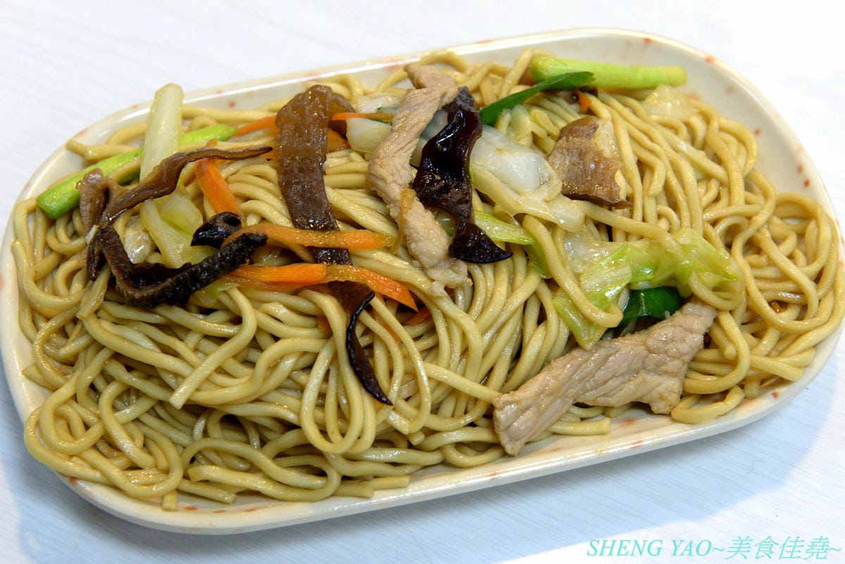 [台中沙鹿]炳修永和豆漿 – 全台第一家永和豆漿店賣烤鴨,首創饅頭、蛋餅、燒餅夾進烤鴨創意吃法,還能直接點整盤烤鴨上桌,除了有烤鴨,店內的一公分厚度霸氣肉排也推薦一定要夾來吃看看,銅