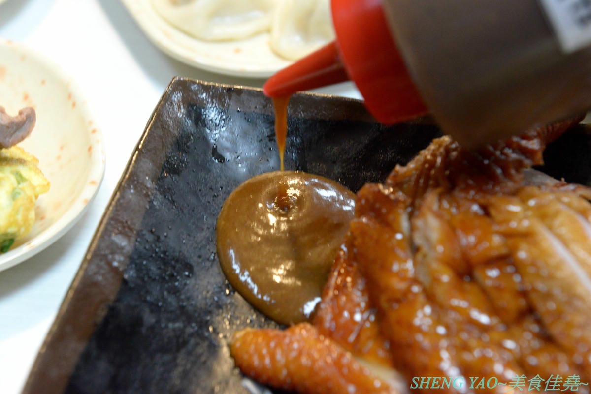 [台中沙鹿]炳修永和豆漿 – 全台第一家永和豆漿店賣烤鴨,首創饅頭、蛋餅、燒餅夾進烤鴨創意吃法,還能直接點整盤烤鴨上桌,除了有烤鴨,店內的一公分厚度霸氣肉排也推薦一定要夾來吃看看,銅