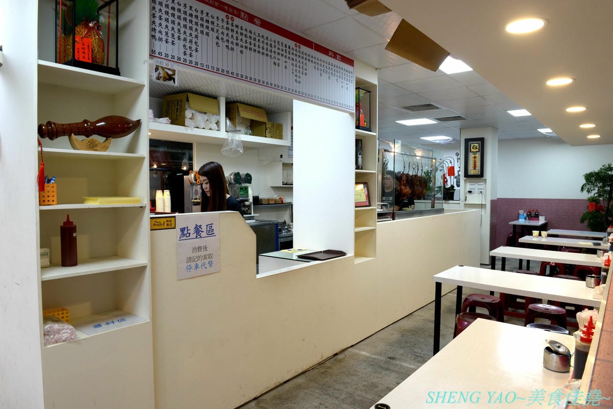 [台中沙鹿]炳修永和豆漿 – 全台第一家永和豆漿店賣烤鴨,首創饅頭、蛋餅、燒餅夾進烤鴨創意吃法,還能直接點整盤烤鴨上桌,除了有烤鴨,店內的一公分厚度霸氣肉排也推薦一定要夾來吃看看,銅