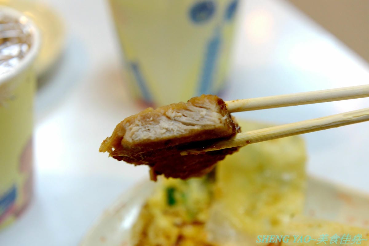 [台中沙鹿]炳修永和豆漿 – 全台第一家永和豆漿店賣烤鴨,首創饅頭、蛋餅、燒餅夾進烤鴨創意吃法,還能直接點整盤烤鴨上桌,除了有烤鴨,店內的一公分厚度霸氣肉排也推薦一定要夾來吃看看,銅