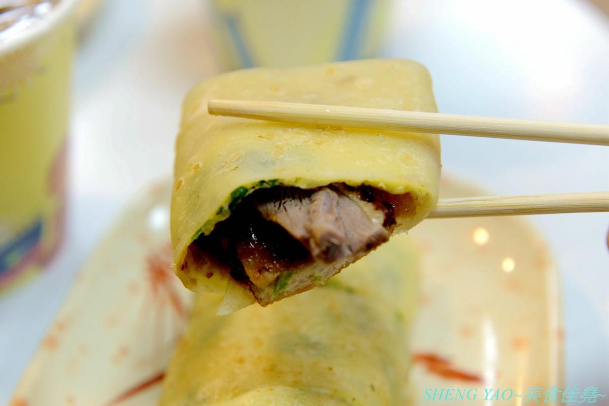 [台中沙鹿]炳修永和豆漿 – 全台第一家永和豆漿店賣烤鴨,首創饅頭、蛋餅、燒餅夾進烤鴨創意吃法,還能直接點整盤烤鴨上桌,除了有烤鴨,店內的一公分厚度霸氣肉排也推薦一定要夾來吃看看,銅
