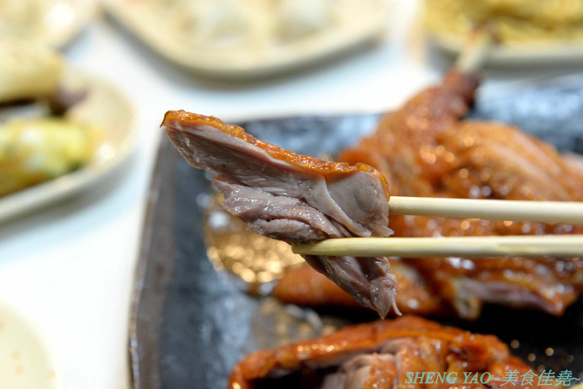 [台中沙鹿]炳修永和豆漿 – 全台第一家永和豆漿店賣烤鴨,首創饅頭、蛋餅、燒餅夾進烤鴨創意吃法,還能直接點整盤烤鴨上桌,除了有烤鴨,店內的一公分厚度霸氣肉排也推薦一定要夾來吃看看,銅