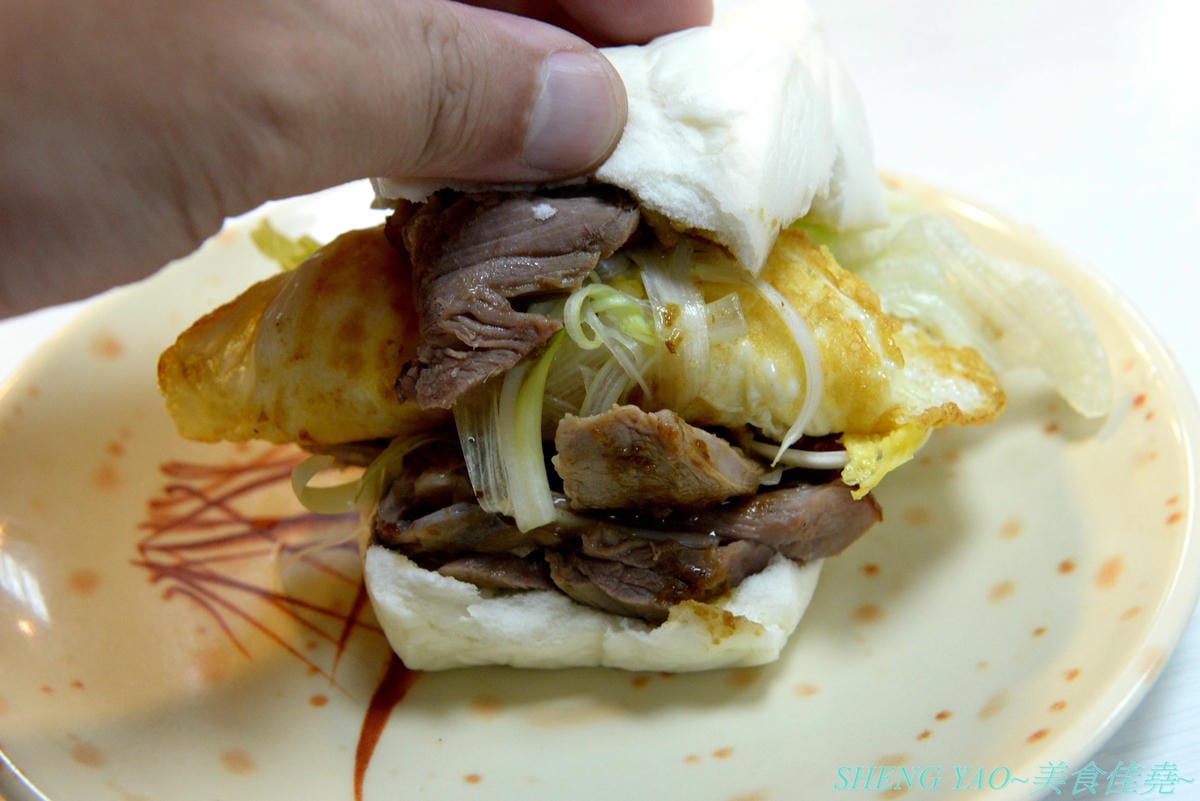 [台中沙鹿]炳修永和豆漿 – 全台第一家永和豆漿店賣烤鴨,首創饅頭、蛋餅、燒餅夾進烤鴨創意吃法,還能直接點整盤烤鴨上桌,除了有烤鴨,店內的一公分厚度霸氣肉排也推薦一定要夾來吃看看,銅