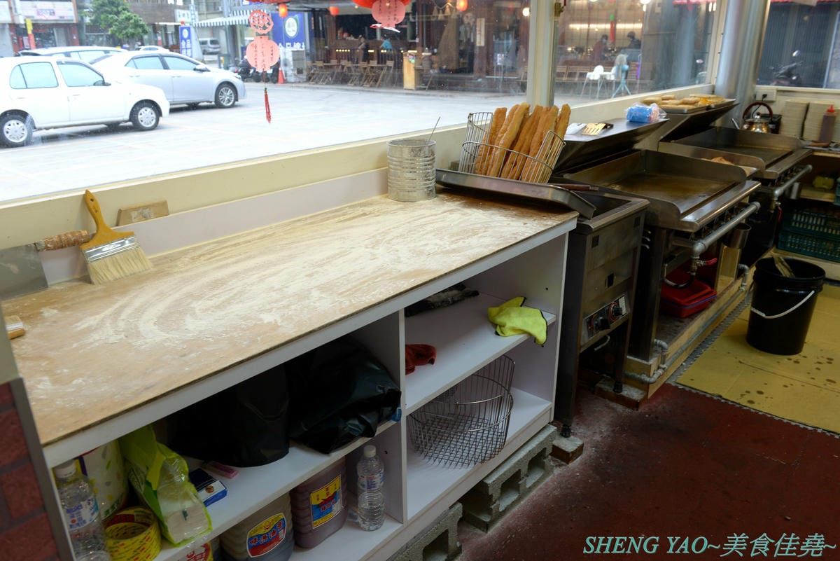 [台中沙鹿]炳修永和豆漿 – 全台第一家永和豆漿店賣烤鴨,首創饅頭、蛋餅、燒餅夾進烤鴨創意吃法,還能直接點整盤烤鴨上桌,除了有烤鴨,店內的一公分厚度霸氣肉排也推薦一定要夾來吃看看,銅