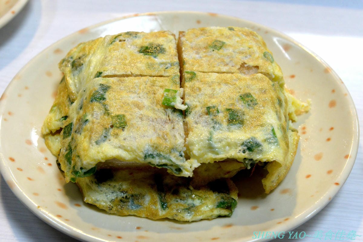 [台中沙鹿]炳修永和豆漿 – 全台第一家永和豆漿店賣烤鴨,首創饅頭、蛋餅、燒餅夾進烤鴨創意吃法,還能直接點整盤烤鴨上桌,除了有烤鴨,店內的一公分厚度霸氣肉排也推薦一定要夾來吃看看,銅