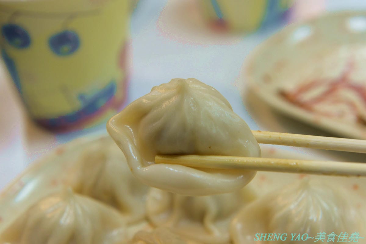 [台中沙鹿]炳修永和豆漿 – 全台第一家永和豆漿店賣烤鴨,首創饅頭、蛋餅、燒餅夾進烤鴨創意吃法,還能直接點整盤烤鴨上桌,除了有烤鴨,店內的一公分厚度霸氣肉排也推薦一定要夾來吃看看,銅
