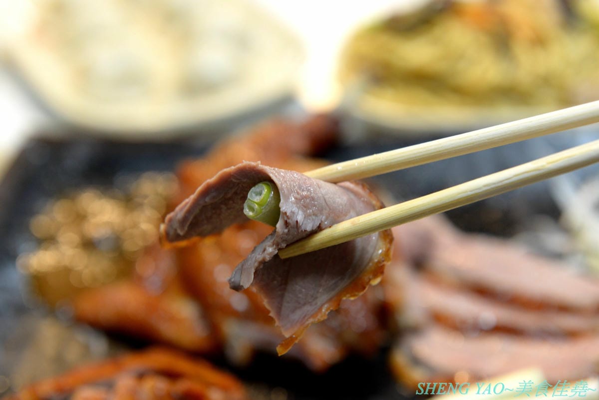 [台中沙鹿]炳修永和豆漿 – 全台第一家永和豆漿店賣烤鴨,首創饅頭、蛋餅、燒餅夾進烤鴨創意吃法,還能直接點整盤烤鴨上桌,除了有烤鴨,店內的一公分厚度霸氣肉排也推薦一定要夾來吃看看,銅