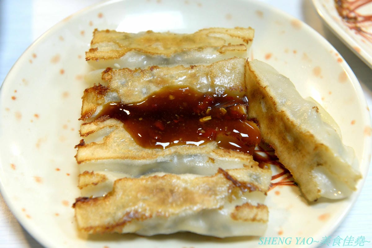[台中沙鹿]炳修永和豆漿 – 全台第一家永和豆漿店賣烤鴨,首創饅頭、蛋餅、燒餅夾進烤鴨創意吃法,還能直接點整盤烤鴨上桌,除了有烤鴨,店內的一公分厚度霸氣肉排也推薦一定要夾來吃看看,銅