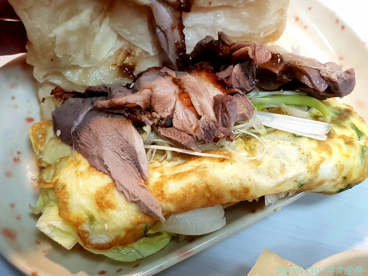[台中沙鹿]炳修永和豆漿 – 全台第一家永和豆漿店賣烤鴨,首創饅頭、蛋餅、燒餅夾進烤鴨創意吃法,還能直接點整盤烤鴨上桌,除了有烤鴨,店內的一公分厚度霸氣肉排也推薦一定要夾來吃看看,銅