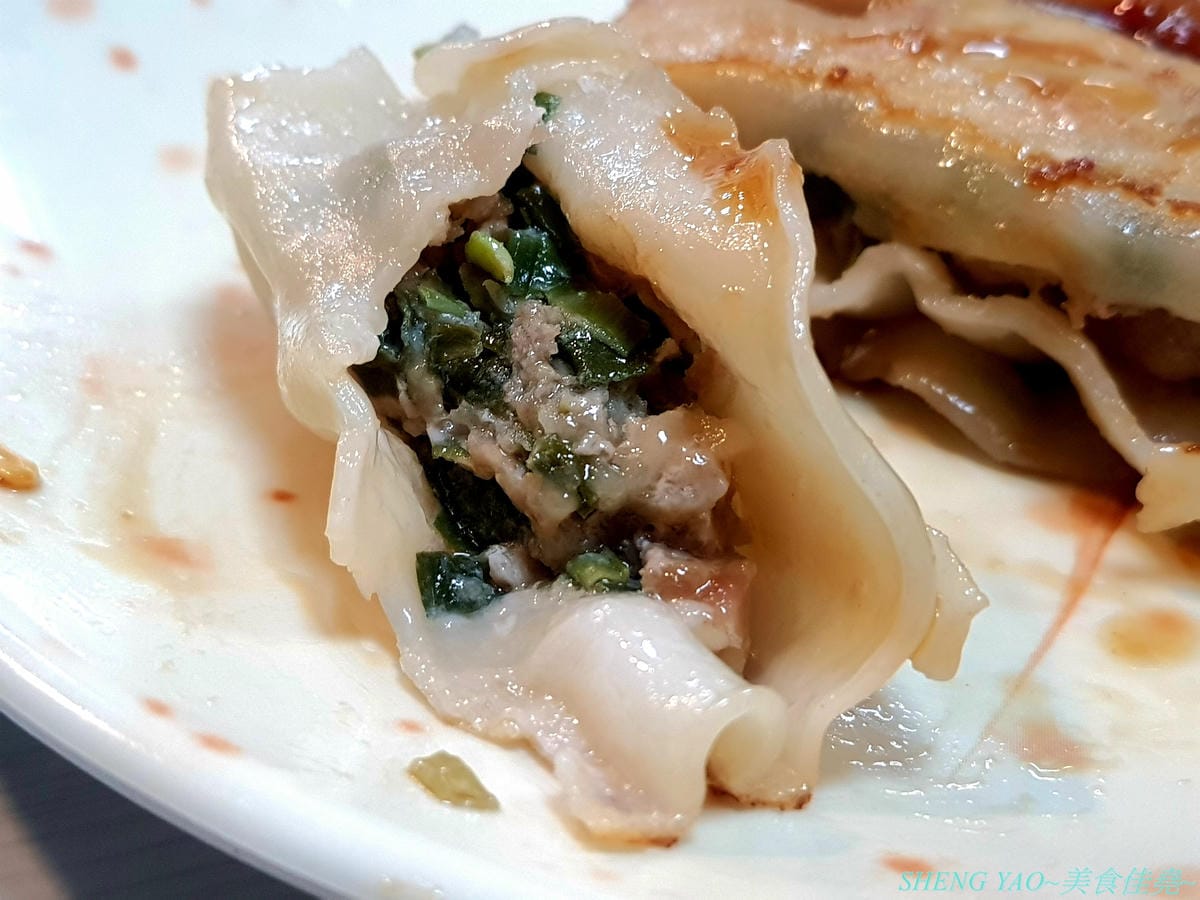 [台中沙鹿]炳修永和豆漿 – 全台第一家永和豆漿店賣烤鴨,首創饅頭、蛋餅、燒餅夾進烤鴨創意吃法,還能直接點整盤烤鴨上桌,除了有烤鴨,店內的一公分厚度霸氣肉排也推薦一定要夾來吃看看,銅