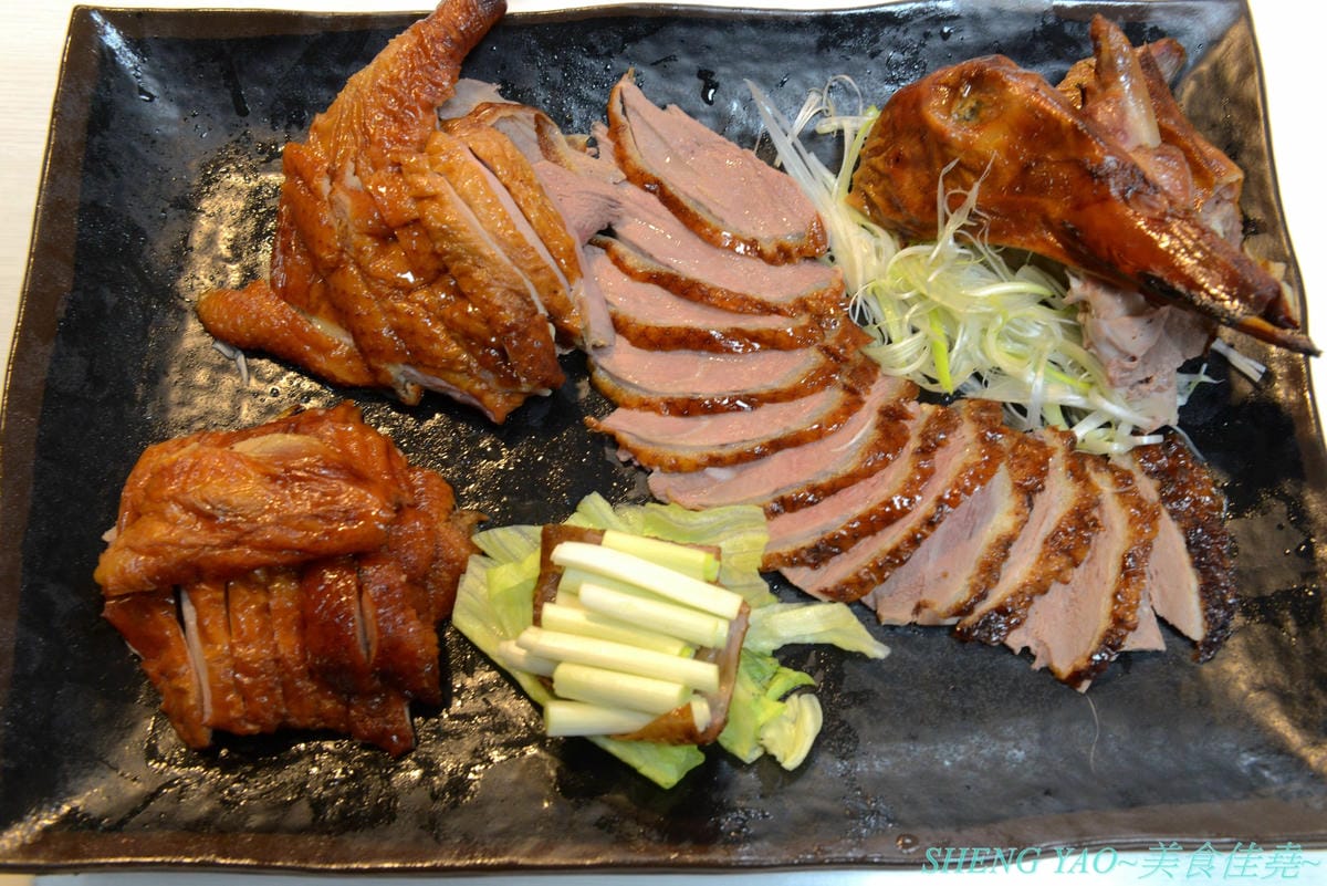 [台中沙鹿]炳修永和豆漿 – 全台第一家永和豆漿店賣烤鴨,首創饅頭、蛋餅、燒餅夾進烤鴨創意吃法,還能直接點整盤烤鴨上桌,除了有烤鴨,店內的一公分厚度霸氣肉排也推薦一定要夾來吃看看,銅