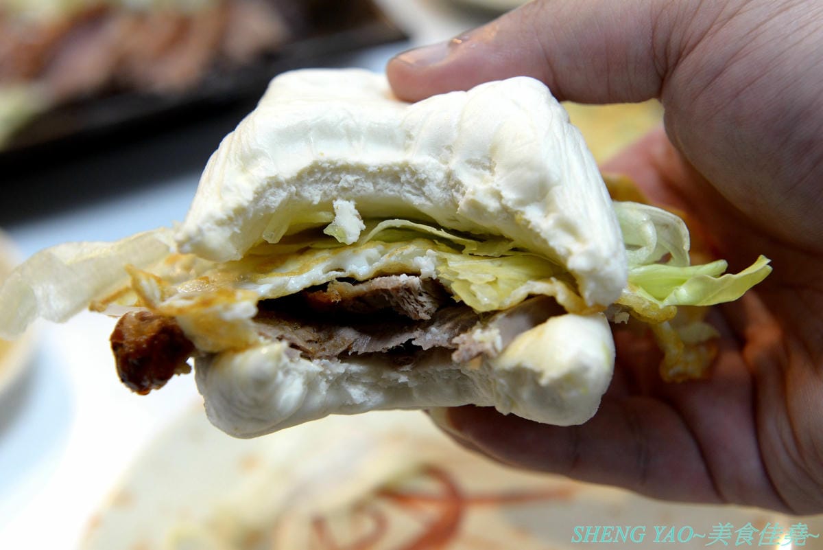 [台中沙鹿]炳修永和豆漿 – 全台第一家永和豆漿店賣烤鴨,首創饅頭、蛋餅、燒餅夾進烤鴨創意吃法,還能直接點整盤烤鴨上桌,除了有烤鴨,店內的一公分厚度霸氣肉排也推薦一定要夾來吃看看,銅