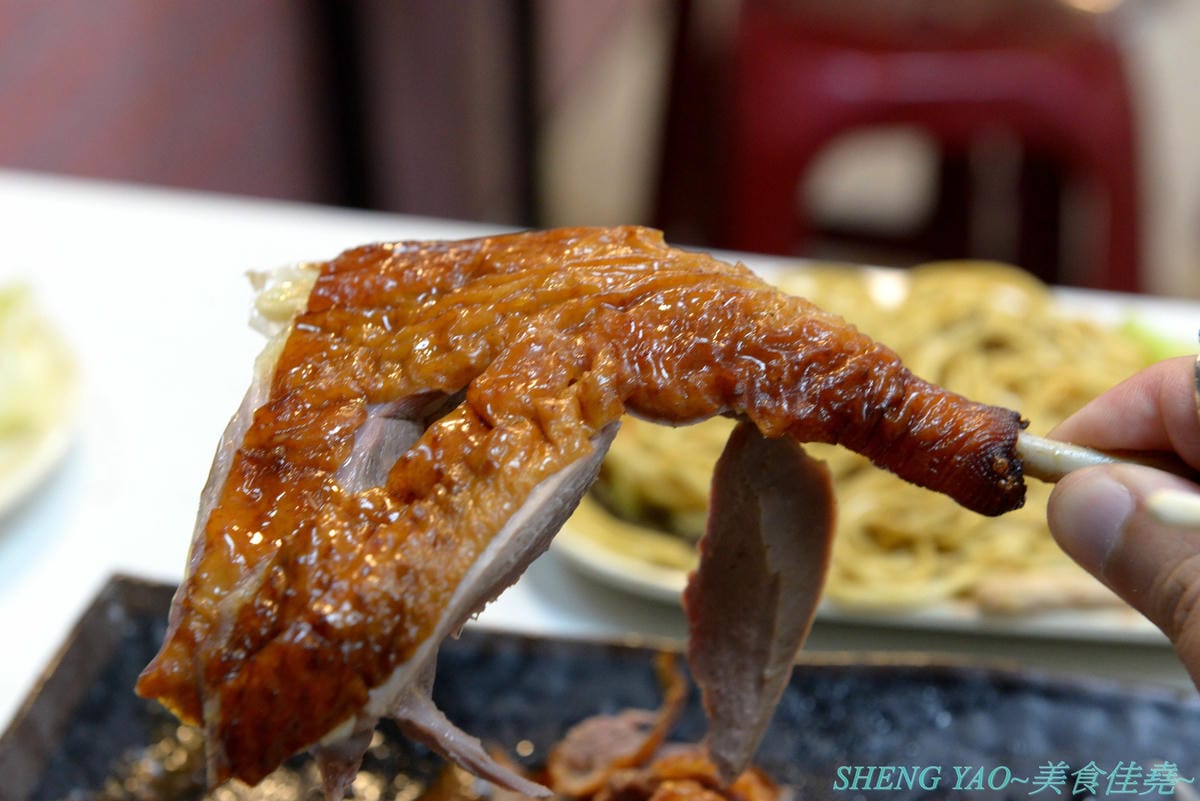 [台中沙鹿]炳修永和豆漿 – 全台第一家永和豆漿店賣烤鴨,首創饅頭、蛋餅、燒餅夾進烤鴨創意吃法,還能直接點整盤烤鴨上桌,除了有烤鴨,店內的一公分厚度霸氣肉排也推薦一定要夾來吃看看,銅