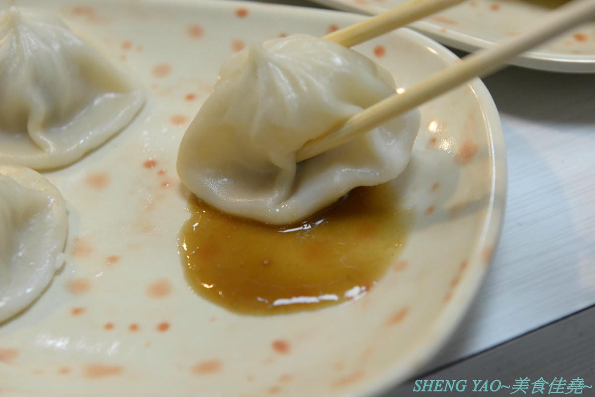 [台中沙鹿]炳修永和豆漿 – 全台第一家永和豆漿店賣烤鴨,首創饅頭、蛋餅、燒餅夾進烤鴨創意吃法,還能直接點整盤烤鴨上桌,除了有烤鴨,店內的一公分厚度霸氣肉排也推薦一定要夾來吃看看,銅