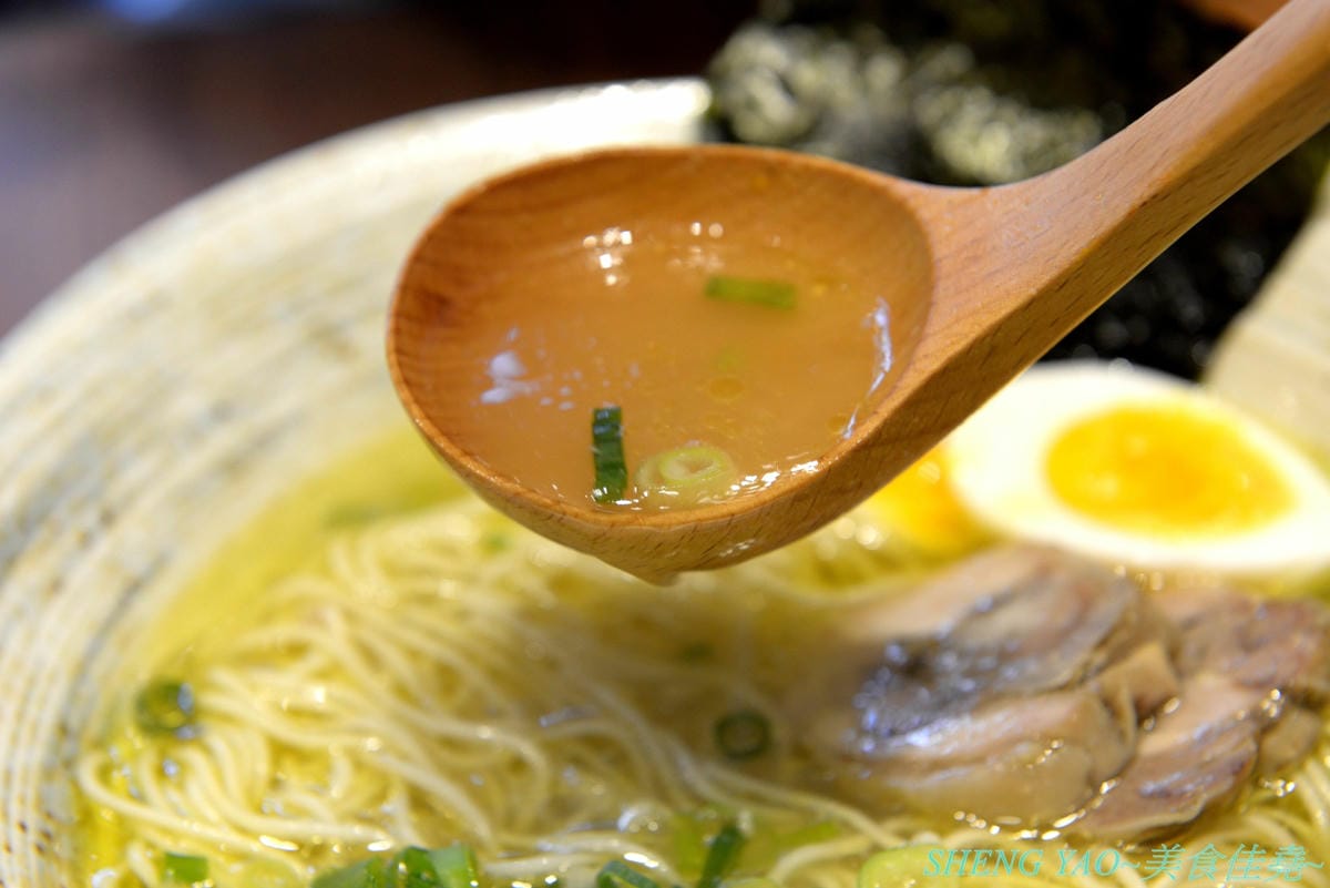 [台中大里]北穗製麵所 – 大里新開的雞湯系拉麵店,老闆是日本人,湯頭口味不錯有水準,加入紫蘇油超有特色,麵條也是自家製作,親民價位最貴才200出頭,吃完還能逛一下軟體園區欣賞藝術展覽。