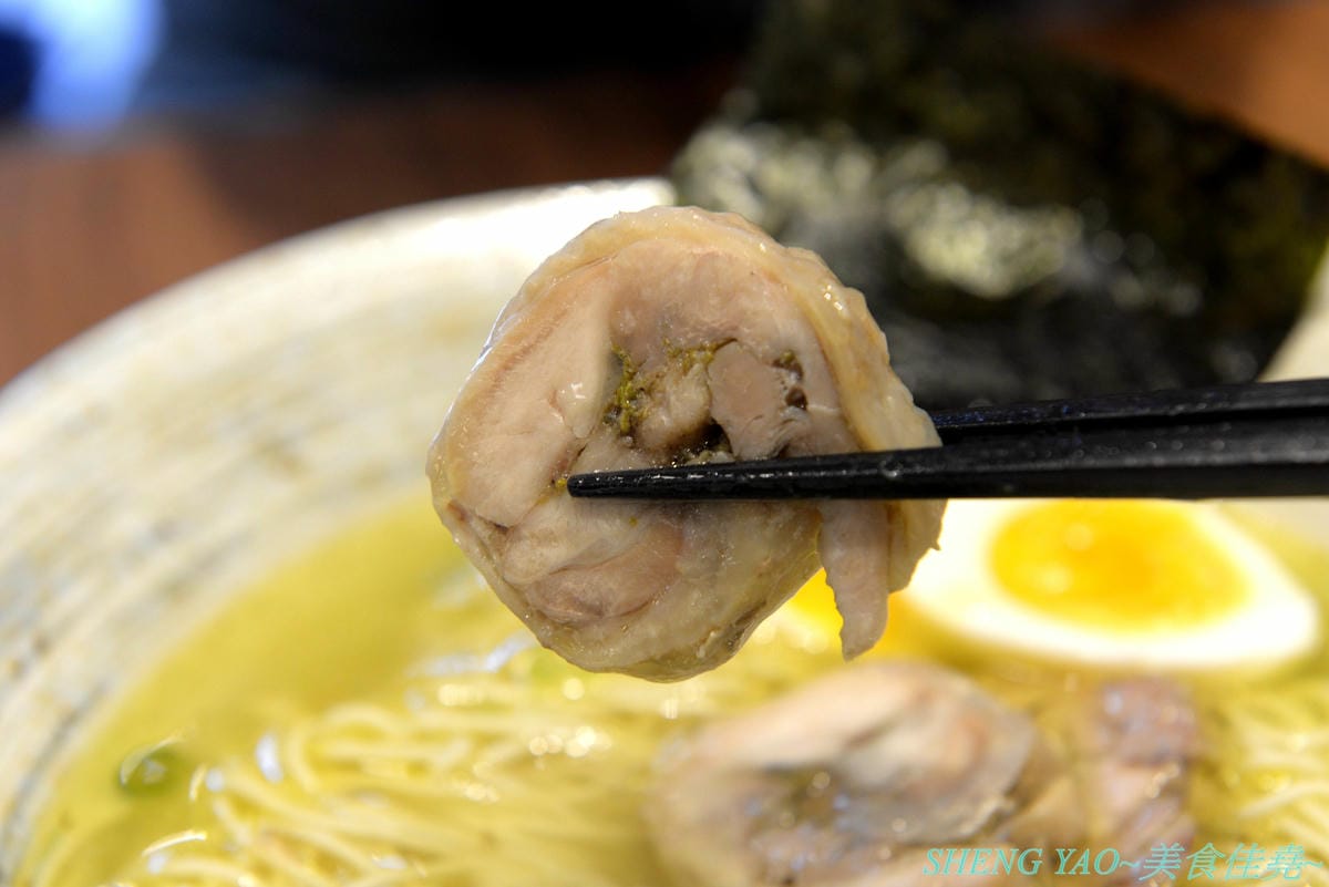 [台中大里]北穗製麵所 – 大里新開的雞湯系拉麵店,老闆是日本人,湯頭口味不錯有水準,加入紫蘇油超有特色,麵條也是自家製作,親民價位最貴才200出頭,吃完還能逛一下軟體園區欣賞藝術展覽。