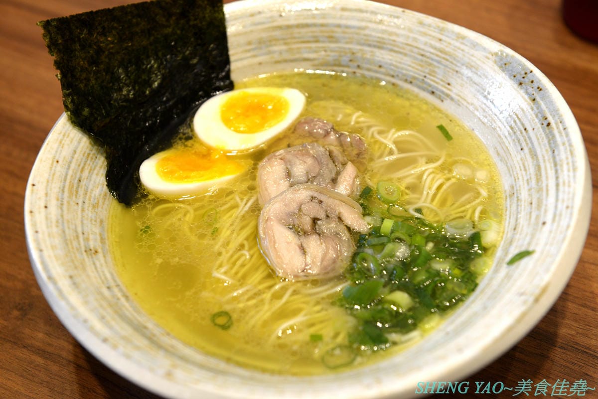 [台中大里]北穗製麵所 – 大里新開的雞湯系拉麵店,老闆是日本人,湯頭口味不錯有水準,加入紫蘇油超有特色,麵條也是自家製作,親民價位最貴才200出頭,吃完還能逛一下軟體園區欣賞藝術展覽。