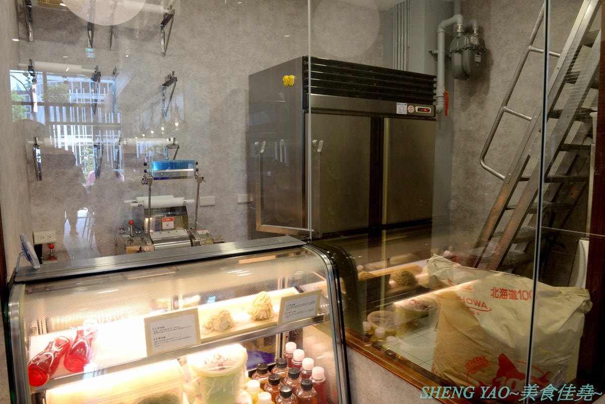 [台中大里]北穗製麵所 – 大里新開的雞湯系拉麵店,老闆是日本人,湯頭口味不錯有水準,加入紫蘇油超有特色,麵條也是自家製作,親民價位最貴才200出頭,吃完還能逛一下軟體園區欣賞藝術展覽。