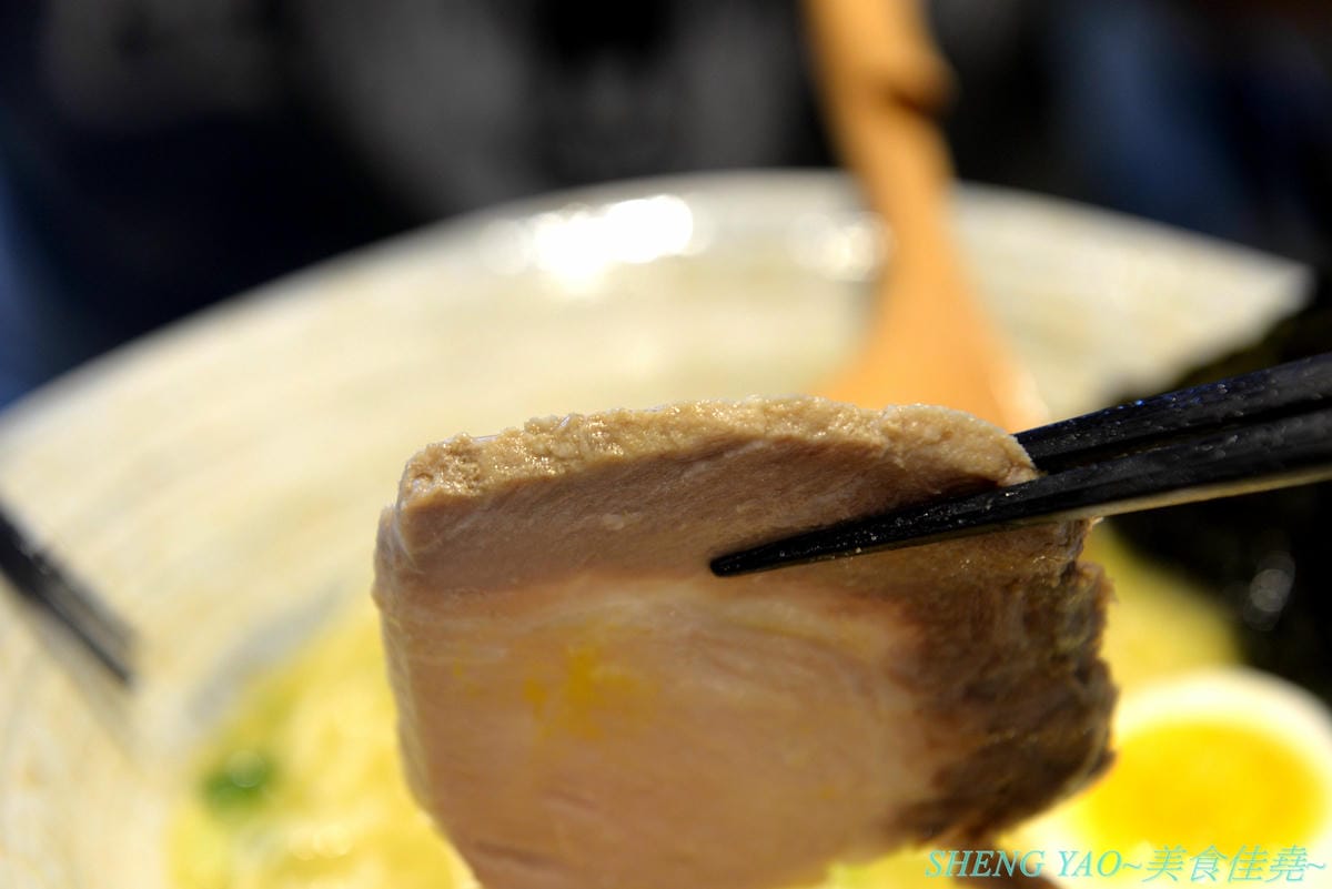 [台中大里]北穗製麵所 – 大里新開的雞湯系拉麵店,老闆是日本人,湯頭口味不錯有水準,加入紫蘇油超有特色,麵條也是自家製作,親民價位最貴才200出頭,吃完還能逛一下軟體園區欣賞藝術展覽。