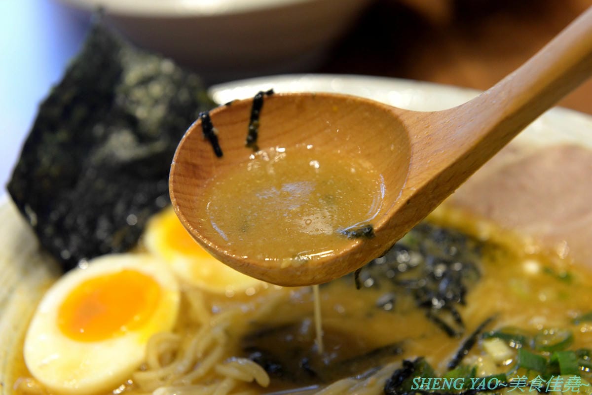 [台中大里]北穗製麵所 – 大里新開的雞湯系拉麵店,老闆是日本人,湯頭口味不錯有水準,加入紫蘇油超有特色,麵條也是自家製作,親民價位最貴才200出頭,吃完還能逛一下軟體園區欣賞藝術展覽。
